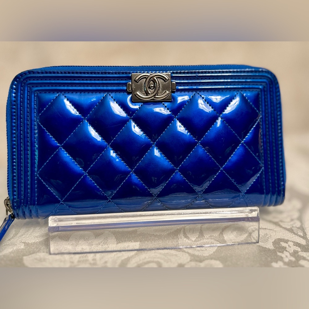 AUTHENTIC: CHANEL Boy Patent Leather Zippy Wallet - full inclusion - Picture 1 of 15